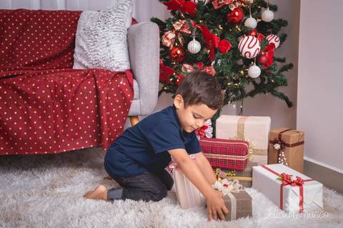 ensaio de natal bebê touca de papai noel 2019 brasilia df registrado pela fotógrafa letícia franco casa do papai noel sala arvore guirlanda roupa de papai noel presentes brincando'