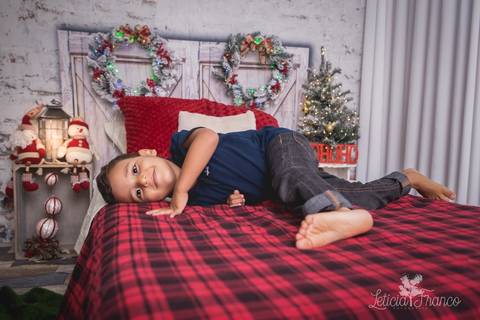 ensaio de natal bebê touca de papai noel 2019 brasilia df registrado pela fotógrafa letícia franco quarto do papai noel cama arvore guirlanda samantha gibran casal bento brincando'