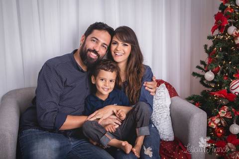 ensaio de natal bebê touca de papai noel 2019 brasilia df registrado pela fotógrafa letícia franco casa do papai noel sala arvore guirlanda roupa de papai noel família bento mamãe samantha papai gibran'