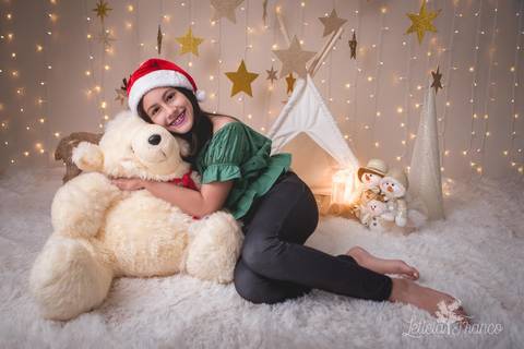 estrelas touca de papai noel 2019 brasilia df registrado pela fotógrafa letícia franco branco familia giovanna adolescente criança infantil com ursão abraçando'