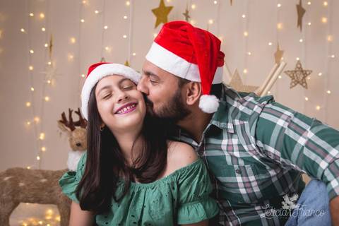 estrelas touca de papai noel 2019 brasilia df registrado pela fotógrafa letícia franco branco familia giovanna adolescente criança infantil com papai beijando'