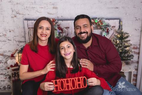 ensaio de natal bebê touca de papai noel 2019 brasilia df registrado pela fotógrafa letícia franco quarto do papai noel cama arvore guirlanda abraçando almofada giovanna touca hohoho'