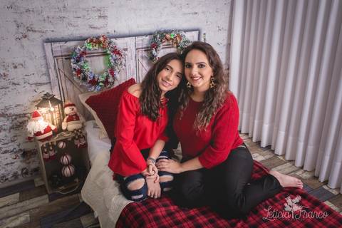 ensaio de natal bebê touca de papai noel 2019 brasilia df registrado pela fotógrafa letícia franco quarto do papai noel cama arvore guirlanda pijama carter's carters mãe e filha'