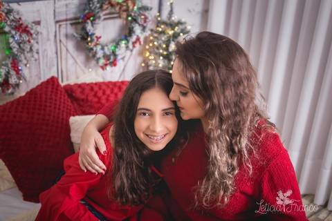 ensaio de natal bebê touca de papai noel 2019 brasilia df registrado pela fotógrafa letícia franco quarto do papai noel cama arvore guirlanda pijama carter's carters mãe e filha'