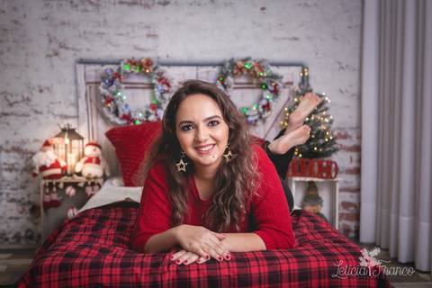 ensaio de natal bebê touca de papai noel 2019 brasilia df registrado pela fotógrafa letícia franco quarto do papai noel cama arvore guirlanda pijama carter's carters '