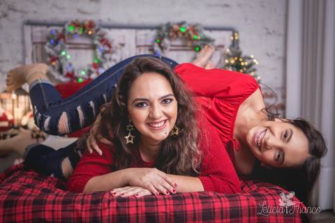 ensaio de natal bebê touca de papai noel 2019 brasilia df registrado pela fotógrafa letícia franco quarto do papai noel cama arvore guirlanda pijama carter's carters mãe e filha '