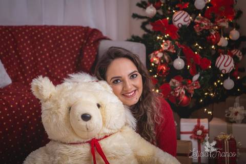 ensaio de natal bebê touca de papai noel 2019 brasilia df registrado pela fotógrafa letícia franco casa do papai noel sala arvore guirlanda roupa de papai noel abraçando urso ursão'