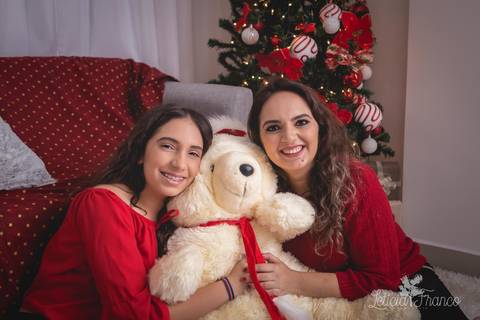 ensaio de natal bebê touca de papai noel 2019 brasilia df registrado pela fotógrafa letícia franco casa do papai noel sala arvore guirlanda roupa de papai noel abraçando urso ursão analua filha mãe'