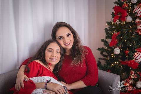 ensaio de natal bebê touca de papai noel 2019 brasilia df registrado pela fotógrafa letícia franco casa do papai noel sala arvore guirlanda roupa de papai noel abraçando mãee filha analua'
