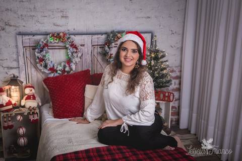 ensaio de natal bebê touca de papai noel 2019 brasilia df registrado pela fotógrafa letícia franco casa do papai noel sala arvore guirlanda roupa de papai noel abraçando mãee filha analua touca gorro de papai noel'