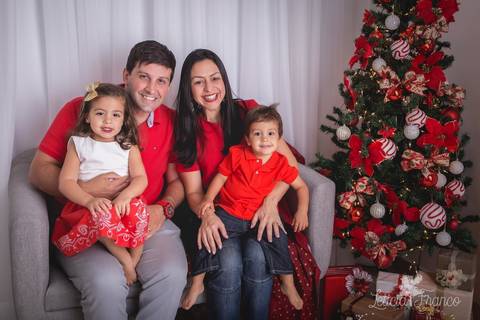 ensaio de natal bebê touca de papai noel 2019 brasilia df registrado pela fotógrafa letícia franco casa do papai noel sala arvore guirlanda roupa de papai noel família pais irmãos filhos'