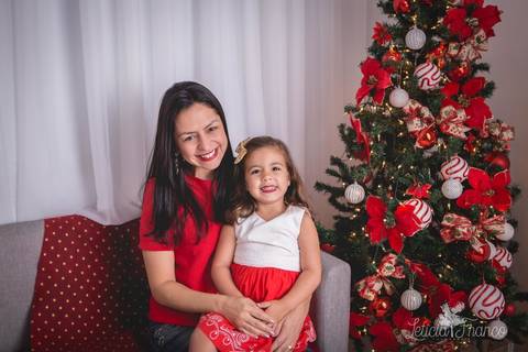 ensaio de natal bebê touca de papai noel 2019 brasilia df registrado pela fotógrafa letícia franco casa do papai noel sala arvore guirlanda roupa de papai noel mamãe marcella e giovanna'