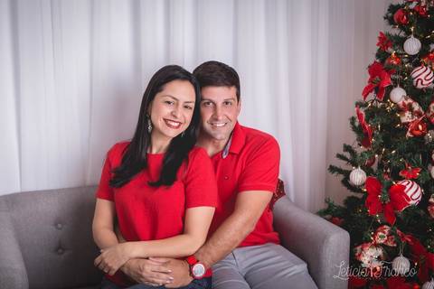 ensaio de natal bebê touca de papai noel 2019 brasilia df registrado pela fotógrafa letícia franco casa do papai noel sala arvore guirlanda roupa de papai noel casal marcella alfredo'