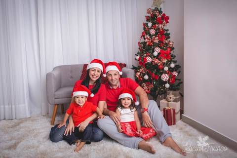 ensaio de natal bebê touca de papai noel 2019 brasilia df registrado pela fotógrafa letícia franco casa do papai noel sala arvore guirlanda roupa de papai noel família '