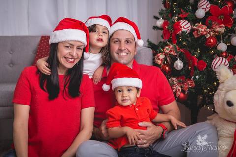 ensaio de natal bebê touca de papai noel 2019 brasilia df registrado pela fotógrafa letícia franco casa do papai noel sala arvore guirlanda roupa de papai noel família touca gorro'