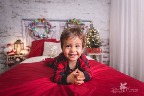 ensaio de natal bebê touca de papai noel 2019 brasilia df registrado pela fotógrafa letícia franco quarto do papai noel cama arvore guirlanda pijama carter's carters vitor sorrindo'