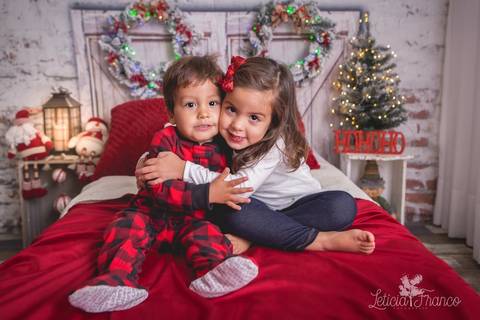 ensaio de natal bebê touca de papai noel 2019 brasilia df registrado pela fotógrafa letícia franco quarto do papai noel cama arvore guirlanda pijama carter's carters vitor irmãos se abraçando'