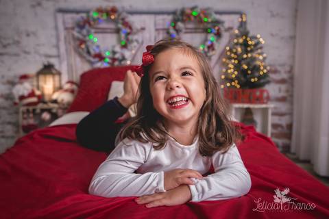 ensaio de natal bebê touca de papai noel 2019 brasilia df registrado pela fotógrafa letícia franco quarto do papai noel cama arvore guirlanda pijama carter's carters  giovanna'