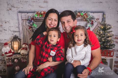 ensaio de natal bebê touca de papai noel 2019 brasilia df registrado pela fotógrafa letícia franco quarto do papai noel cama arvore guirlanda pijama carter's carters família irmãos pais filhos '