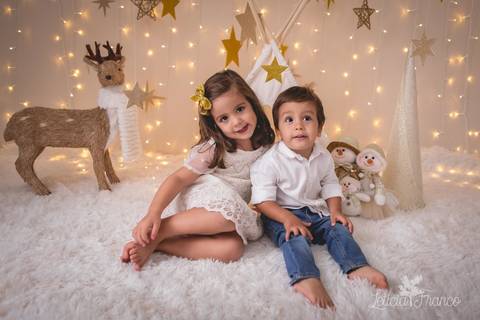 estrelas bebê touca de papai noel 2019 brasilia df registrado pela fotógrafa letícia franco branco familia irmãos abraçando vitor e giovanna'