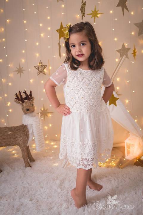 estrelas bebê touca de papai noel 2019 brasilia df registrado pela fotógrafa letícia franco branco familia giovanna fazendo pose'