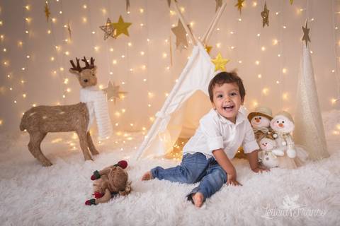 estrelas bebê touca de papai noel 2019 brasilia df registrado pela fotógrafa letícia franco branco familia vitor fazendo gracinha e sorrindo'