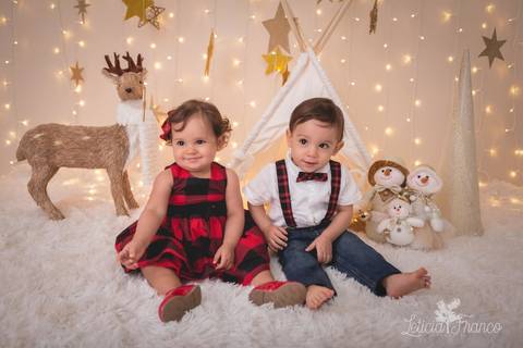 estrelas bebê touca de papai noel 2019 brasilia df registrado pela fotógrafa letícia franco branco familia irmãos gêmeos carters carter's vestido e suspensório gravata borboleta xadrez'