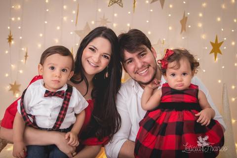 estrelas bebê touca de papai noel 2019 brasilia df registrado pela fotógrafa letícia franco branco familia irmãos gêmeos carters carter's vestido e suspensório gravata borboleta xadrez família'