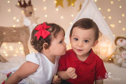 estrelas bebê touca de papai noel 2019 brasilia df registrado pela fotógrafa letícia franco branco familia irmãos gêmeos carters carter's vestido e suspensório gravata borboleta xadrez irmãos'