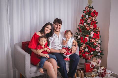 ensaio de natal bebê touca de papai noel 2019 brasilia df registrado pela fotógrafa letícia franco casa do papai noel sala arvore guirlanda roupa de papai noel família pais filhos gêmeos casal liz e lorenzo pais bianca e lalbert'