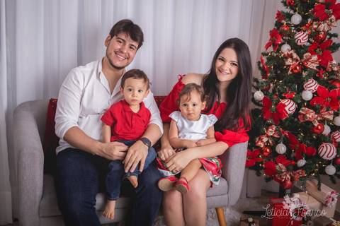 ensaio de natal bebê touca de papai noel 2019 brasilia df registrado pela fotógrafa letícia franco casa do papai noel sala arvore guirlanda roupa de papai noel família pais filhos gêmeos casal liz e lorenzo pais bianca e lalbert'