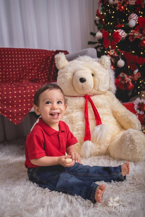 ensaio de natal bebê touca de papai noel 2019 brasilia df registrado pela fotógrafa letícia franco casa do papai noel sala arvore guirlanda roupa de papai noel família pais filhos gêmeos casal liz e lorenzo pais bianca e lalbert'