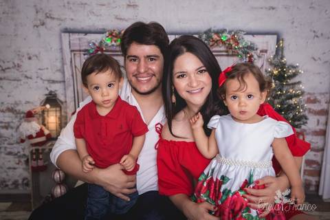 ensaio de natal bebê touca de papai noel 2019 brasilia df registrado pela fotógrafa letícia franco quarto do papai noel cama arvore guirlanda pijama carter's carters  família pais pai e mãe com filhos gêmeos'