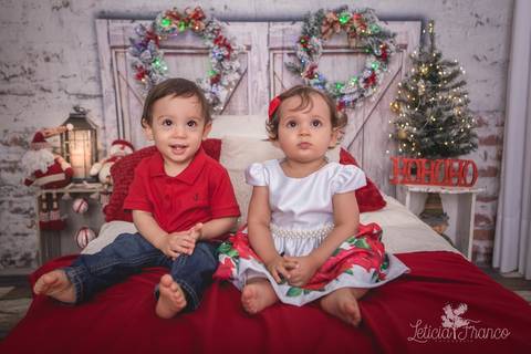 ensaio de natal bebê touca de papai noel 2019 brasilia df registrado pela fotógrafa letícia franco quarto do papai noel cama arvore guirlanda pijama carter's carters mãe com filhos gêmeos liz e lorenzo bianca'