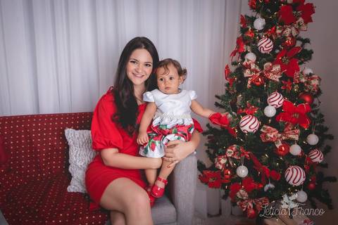 ensaio de natal bebê touca de papai noel 2019 brasilia df registrado pela fotógrafa letícia franco casa do papai noel sala arvore guirlanda roupa de papai noel família pais filhos gêmeos casal liz e lorenzo pais bianca e lalbert'