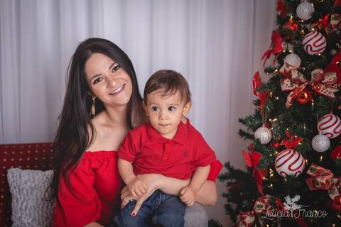 ensaio de natal bebê touca de papai noel 2019 brasilia df registrado pela fotógrafa letícia franco casa do papai noel sala arvore guirlanda roupa de papai noel família pais filhos gêmeos casal liz e lorenzo pais bianca e lalbert'