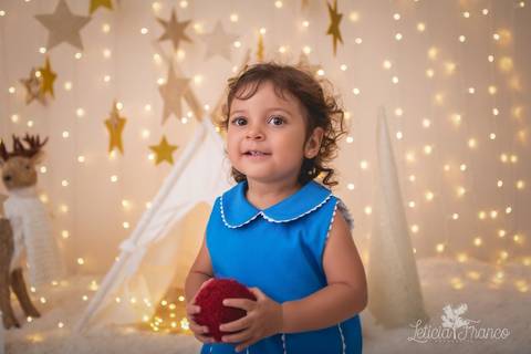 estrelas bebê touca de papai noel 2019 brasilia df registrado pela fotógrafa letícia franco branco familia maria teresa brincando com bola de lã'