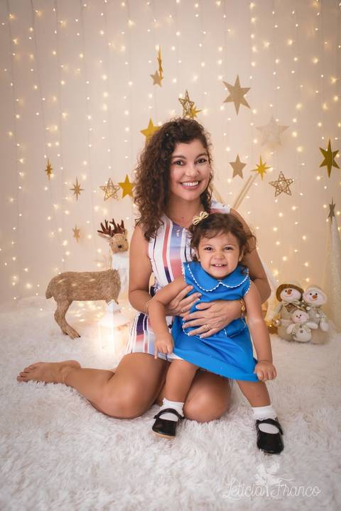 estrelas bebê touca de papai noel 2019 brasilia df registrado pela fotógrafa letícia franco branco familia maria teresa brincando com a mamãe maristela'