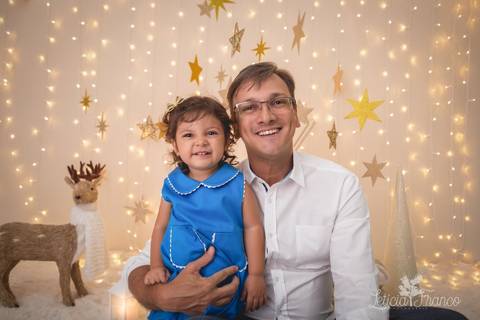estrelas bebê touca de papai noel 2019 brasilia df registrado pela fotógrafa letícia franco branco familia maria teresa brincando com papai renato'