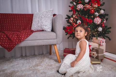 ensaio de natal bebê touca de papai noel 2019 brasilia df registrado pela fotógrafa letícia franco casa do papai noel sala arvore guirlanda roupa de papai noel maristela'