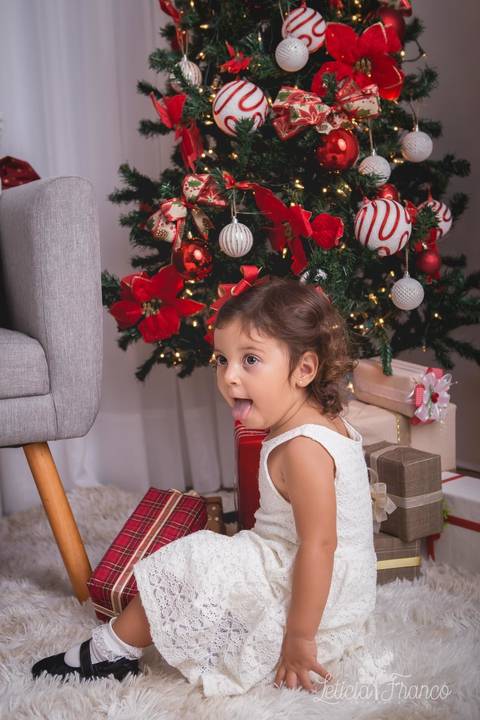 ensaio de natal bebê touca de papai noel 2019 brasilia df registrado pela fotógrafa letícia franco casa do papai noel sala arvore guirlanda roupa de papai noel maristela '