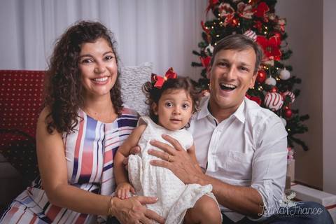 ensaio de natal bebê touca de papai noel 2019 brasilia df registrado pela fotógrafa letícia franco casa do papai noel sala arvore guirlanda roupa de papai noel família renato e maristela maria teresa'