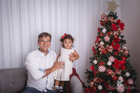 ensaio de natal bebê touca de papai noel 2019 brasilia df registrado pela fotógrafa letícia franco casa do papai noel sala arvore guirlanda roupa de papai noel papai renato com maria teresa'