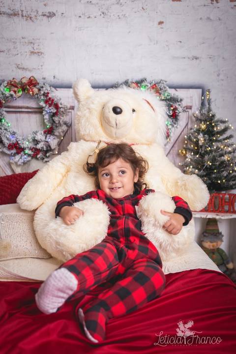 ensaio de natal bebê touca de papai noel 2019 brasilia df registrado pela fotógrafa letícia franco quarto do papai noel cama arvore guirlanda pijama carter's carters maria teresa abraçando ursão urso'