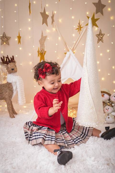 estrelas bebê touca de papai noel 2019 brasilia df registrado pela fotógrafa letícia franco branco familia leticia usando árvore de chápeu'