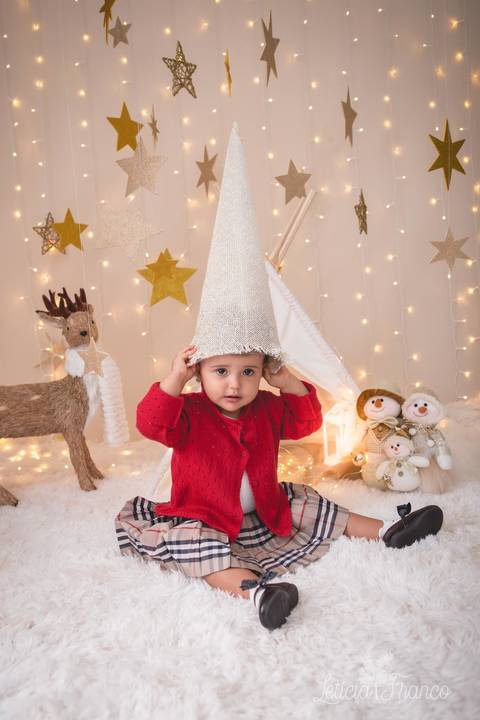 estrelas bebê touca de papai noel 2019 brasilia df registrado pela fotógrafa letícia franco branco familia leticia usando árvore de chápeu'