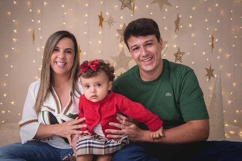 estrelas bebê touca de papai noel 2019 brasilia df registrado pela fotógrafa letícia franco branco familia leticia usando árvore de chápeu família mãe ana márcia papai bruno'
