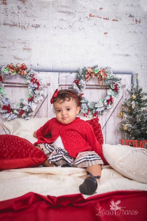 ensaio de natal bebê touca de papai noel 2019 brasilia df registrado pela fotógrafa letícia franco quarto do papai noel cama arvore guirlanda pijama carter's carters letícia'