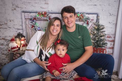 ensaio de natal bebê touca de papai noel 2019 brasilia df registrado pela fotógrafa letícia franco quarto do papai noel cama arvore guirlanda pijama carter's carters letícia com pais bruno e ana márcia'