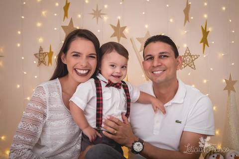 estrelas bebê touca de papai noel 2019 brasilia df registrado pela fotógrafa letícia franco branco familia estêvão com pais humberto e france'